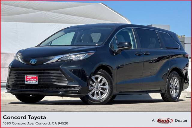 2022 Toyota Sienna LE FWD photo