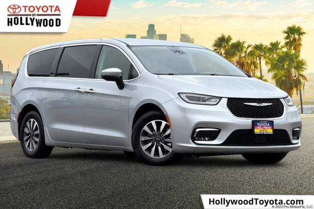 2023 Chrysler Pacifica Minivan Hybrid Touring L FWD photo