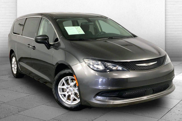 2022 Chrysler Voyager LX FWD photo