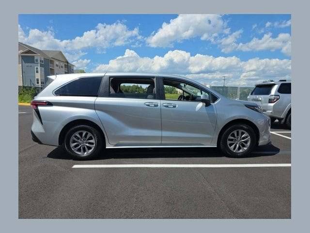 2022 Toyota Sienna LE FWD photo