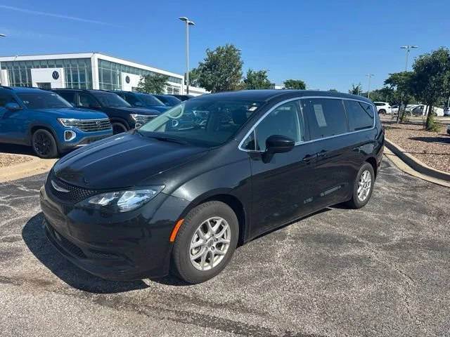 2023 Chrysler Voyager LX FWD photo
