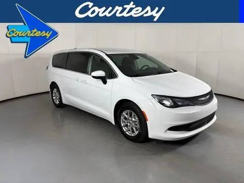 2023 Chrysler Voyager LX FWD photo