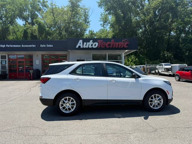 2022 Chevrolet Equinox LS AWD photo