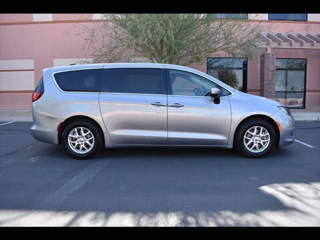 2021 Chrysler Voyager LX FWD photo