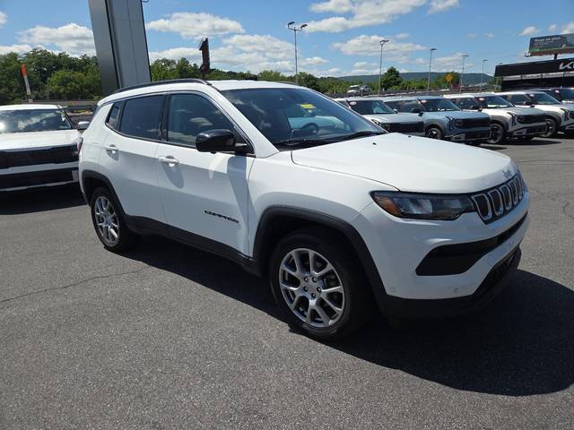 2022 Jeep Compass Latitude Lux 4WD photo