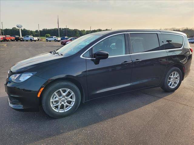 2023 Chrysler Voyager LX FWD photo