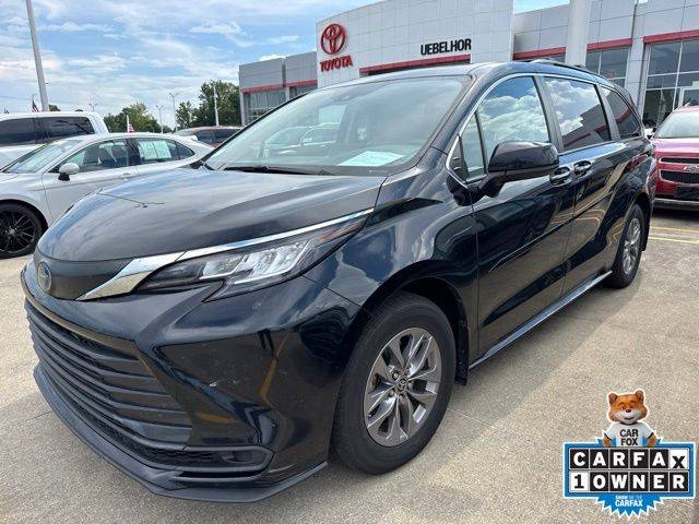 2023 Toyota Sienna LE FWD photo