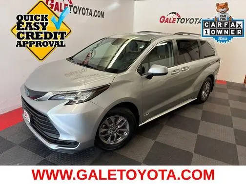 2021 Toyota Sienna LE FWD photo