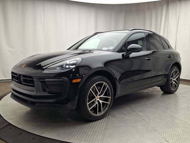 2022 Porsche Macan AWD photo