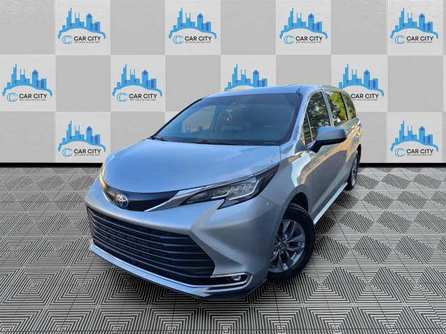 2023 Toyota Sienna XLE FWD photo