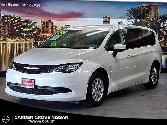 2023 Chrysler Voyager LX FWD photo