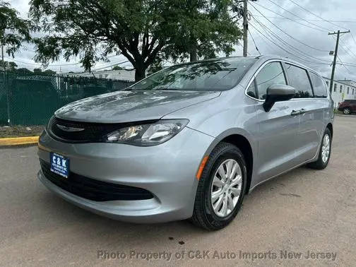 2020 Chrysler Voyager L FWD photo