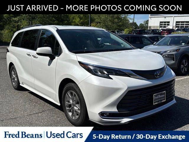 2022 Toyota Sienna XLE FWD photo