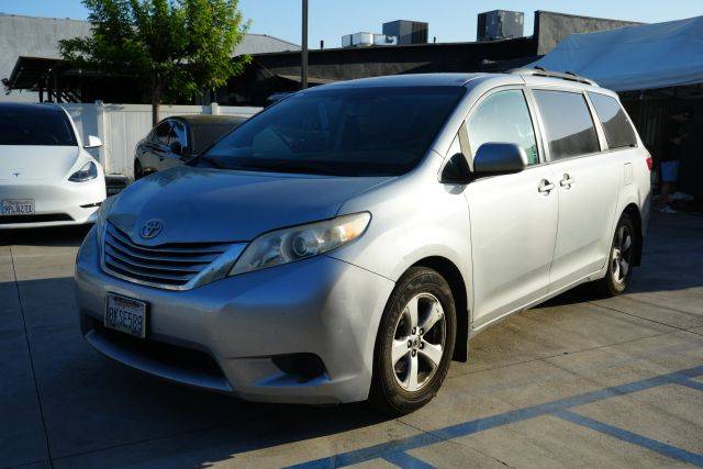 2016 Toyota Sienna LE FWD photo