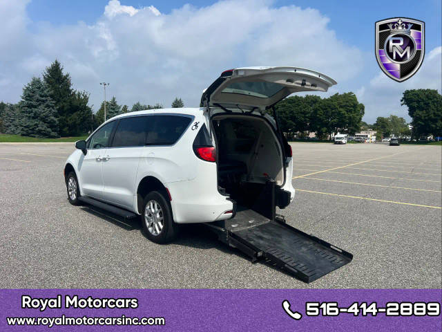 2022 Chrysler Voyager LX FWD photo