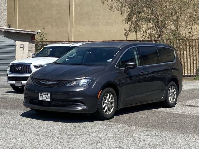 2023 Chrysler Voyager LX FWD photo