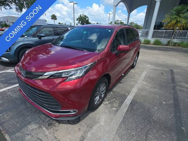 2022 Toyota Sienna XLE FWD photo