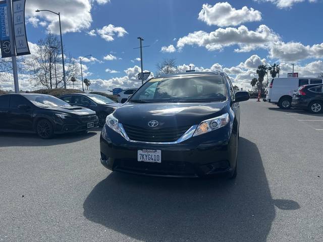 2015 Toyota Sienna LE FWD photo