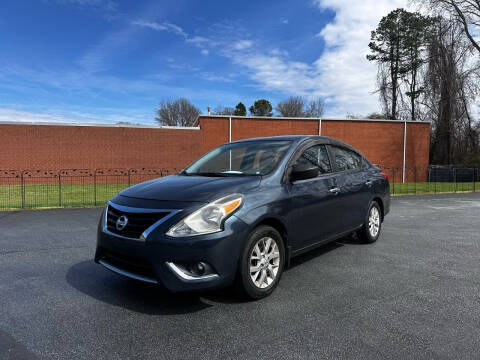 2015 Nissan Versa SV FWD photo