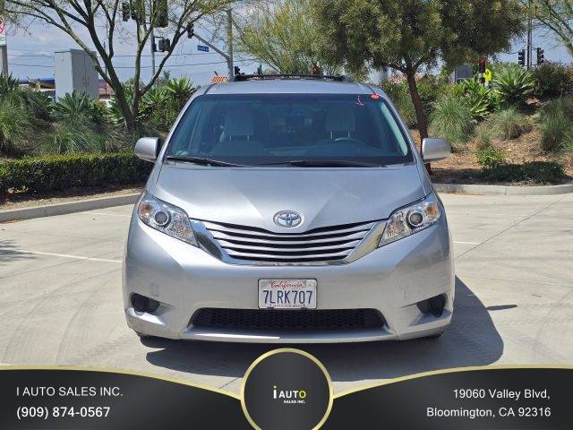 2015 Toyota Sienna LE FWD photo