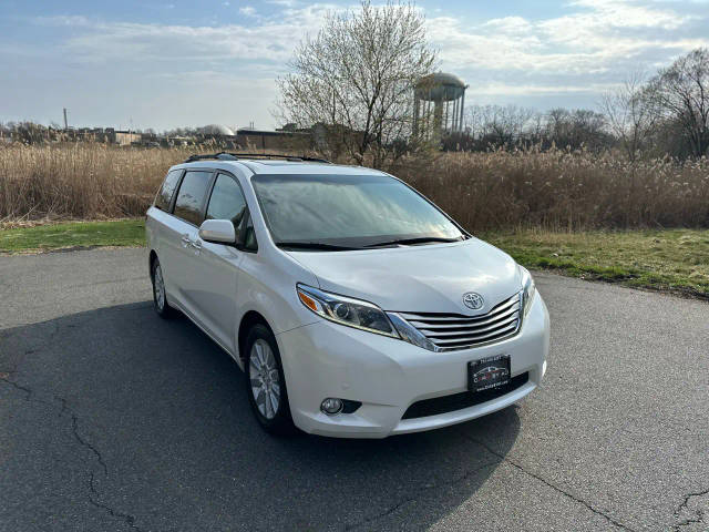 2015 Toyota Sienna Ltd Premium AWD photo
