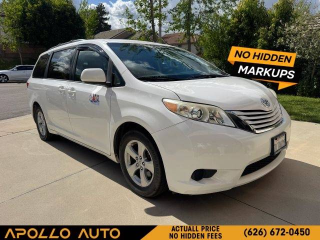 2015 Toyota Sienna LE FWD photo