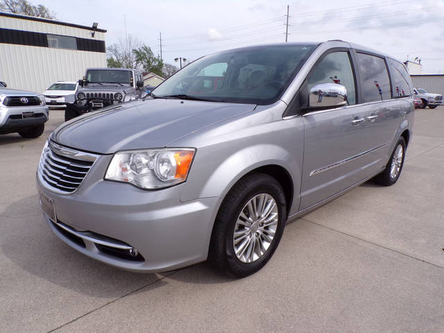 2015 Chrysler Town and Country Touring-L FWD photo