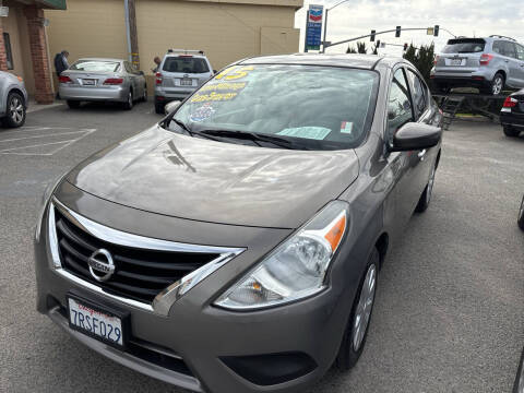 2015 Nissan Versa SV FWD photo