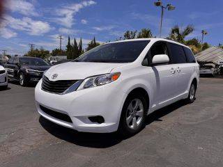 2015 Toyota Sienna LE FWD photo