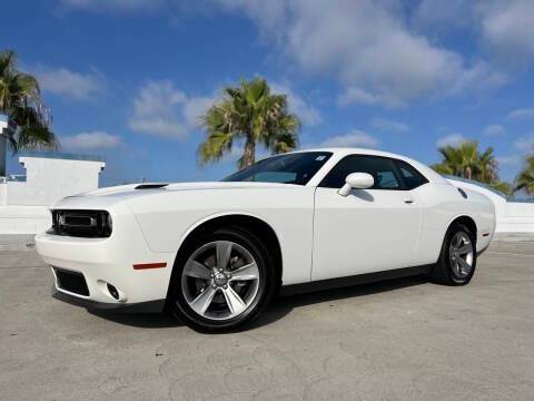 2015 Dodge Challenger SXT RWD photo