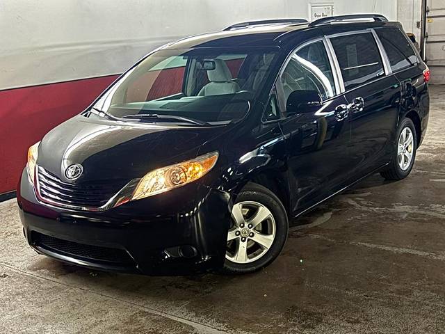 2015 Toyota Sienna LE FWD photo