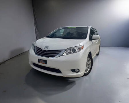 2015 Toyota Sienna XLE FWD photo