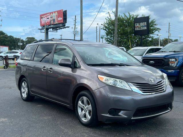 2015 Toyota Sienna LE FWD photo