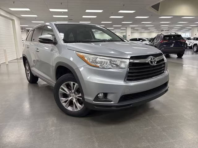 2015 Toyota Highlander LE Plus FWD photo