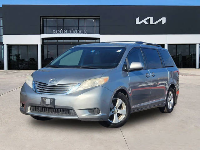 2015 Toyota Sienna LE FWD photo