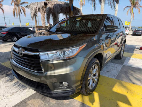 2015 Toyota Highlander LE Plus FWD photo