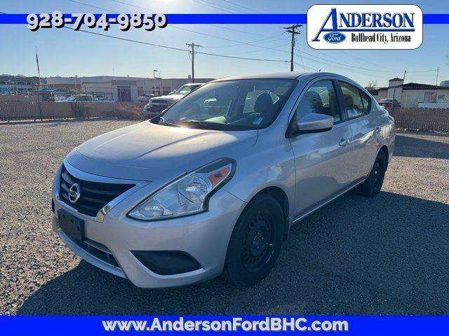 2015 Nissan Versa SV FWD photo