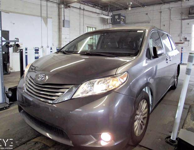 2015 Toyota Sienna XLE FWD photo