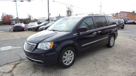 2016 Chrysler Town and Country Touring FWD photo