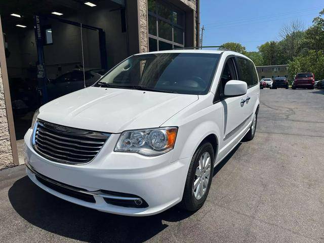 2016 Chrysler Town and Country Touring FWD photo