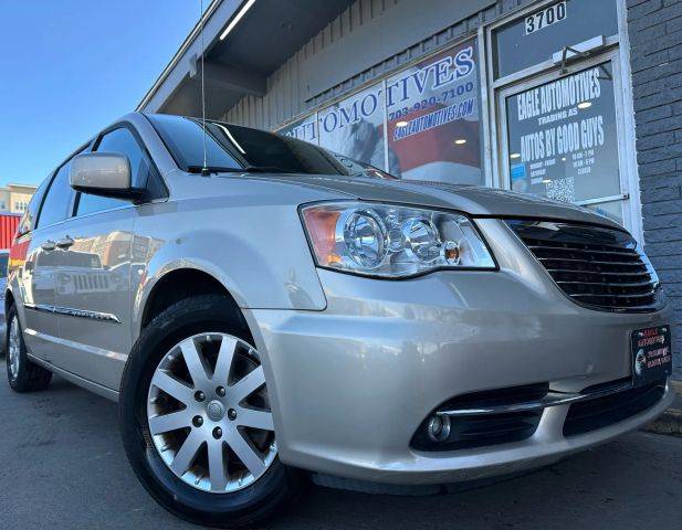 2016 Chrysler Town and Country Touring FWD photo