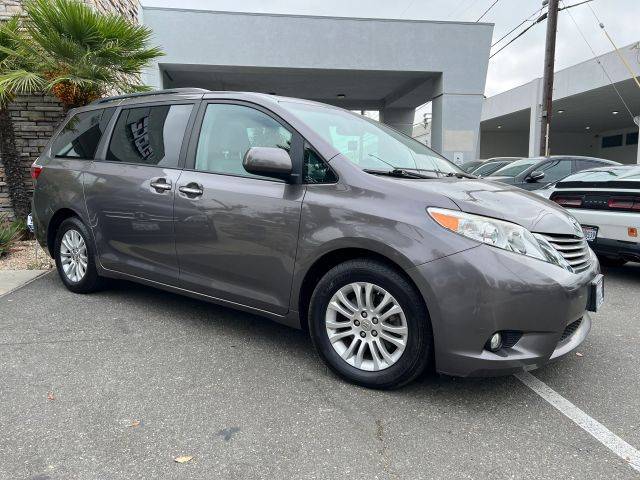 2015 Toyota Sienna XLE FWD photo
