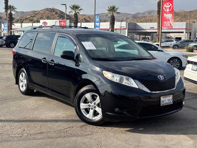 2015 Toyota Sienna LE FWD photo