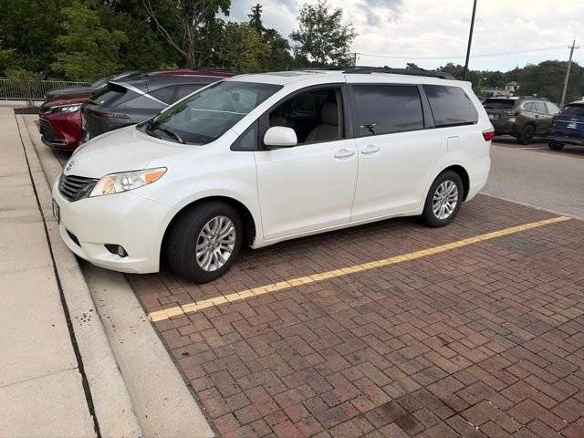 2015 Toyota Sienna XLE FWD photo