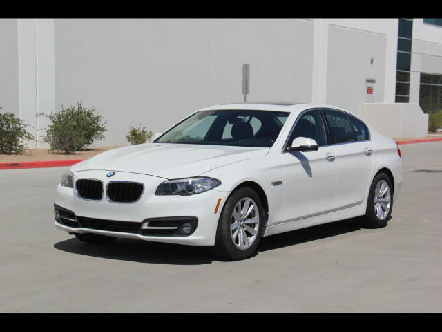 2016 BMW 5 Series 528i RWD photo