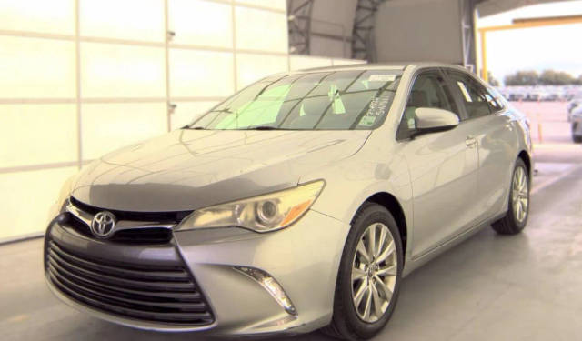 2016 Toyota Camry XLE FWD photo