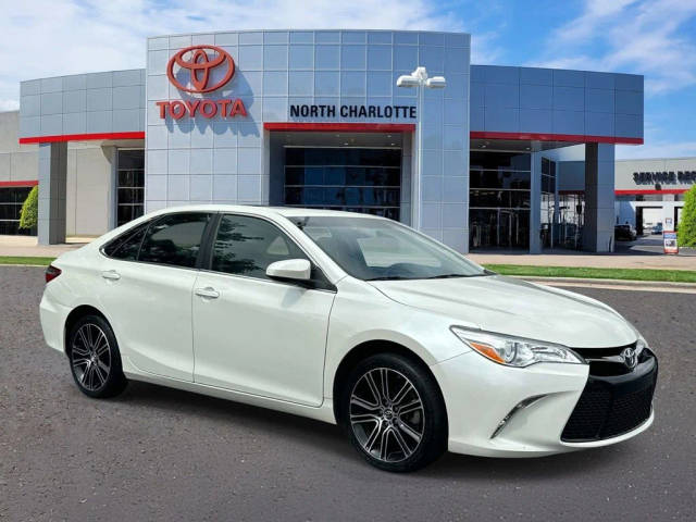 2016 Toyota Camry SE w/Special Edition Pkg FWD photo