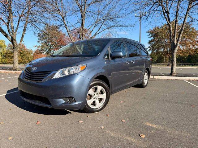 2015 Toyota Sienna LE FWD photo