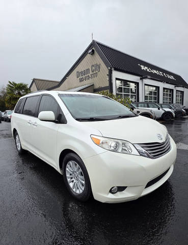 2015 Toyota Sienna XLE FWD photo