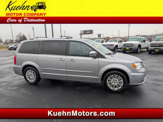 2016 Chrysler Town and Country Limited FWD photo